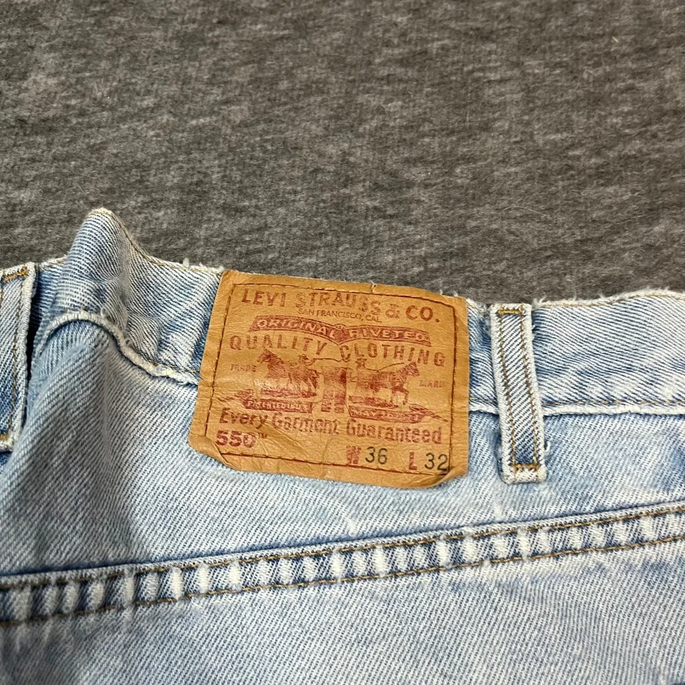 Vintage Levis 550 Relaxed Fit Light Wash Denim Jeans Mens 36x32 Blue